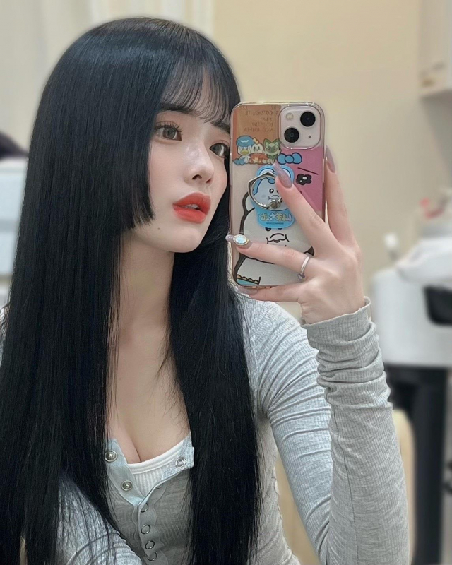 韓国っぽヘアスタイルは黒髪ロングヘアーに姫カット